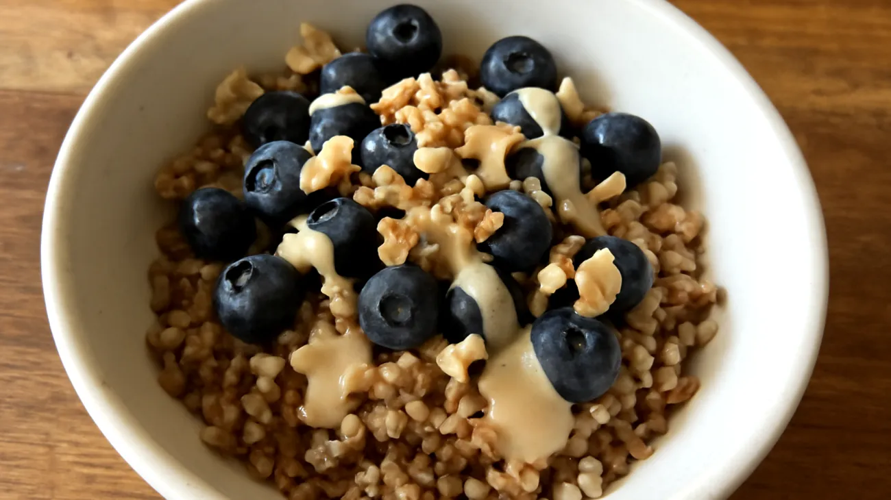 Buchweizen-Blaubeer-Bowl mit Walnüssen und Tahini"
