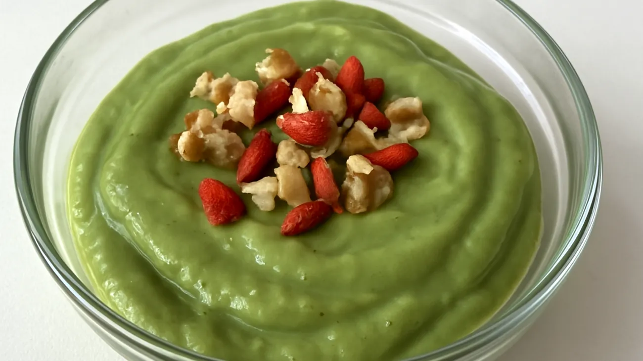 Matcha-Avocado-Pudding mit Walnüssen und Goji-Beeren"