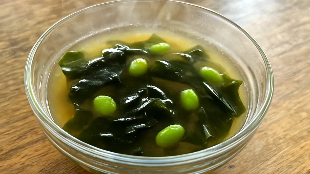 Miso-Suppe mit Wakame-Algen und Edamame"