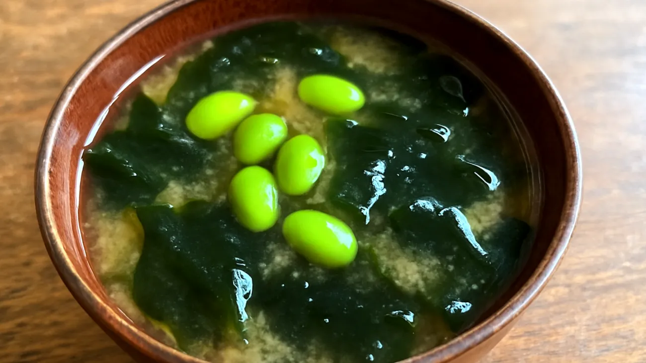 Miso-Suppe mit Wakame-Algen und Edamame"