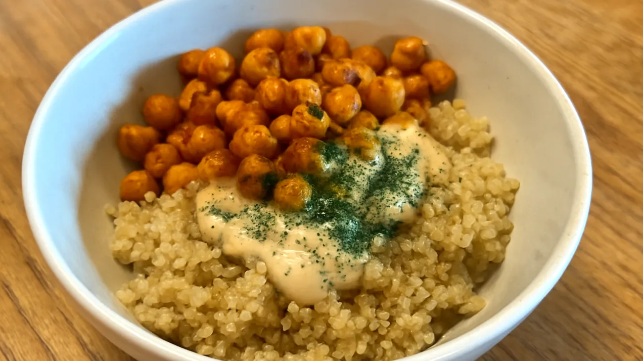 Quinoa-Tahini-Bowl mit gerösteten Kichererbsen und Spirulina"